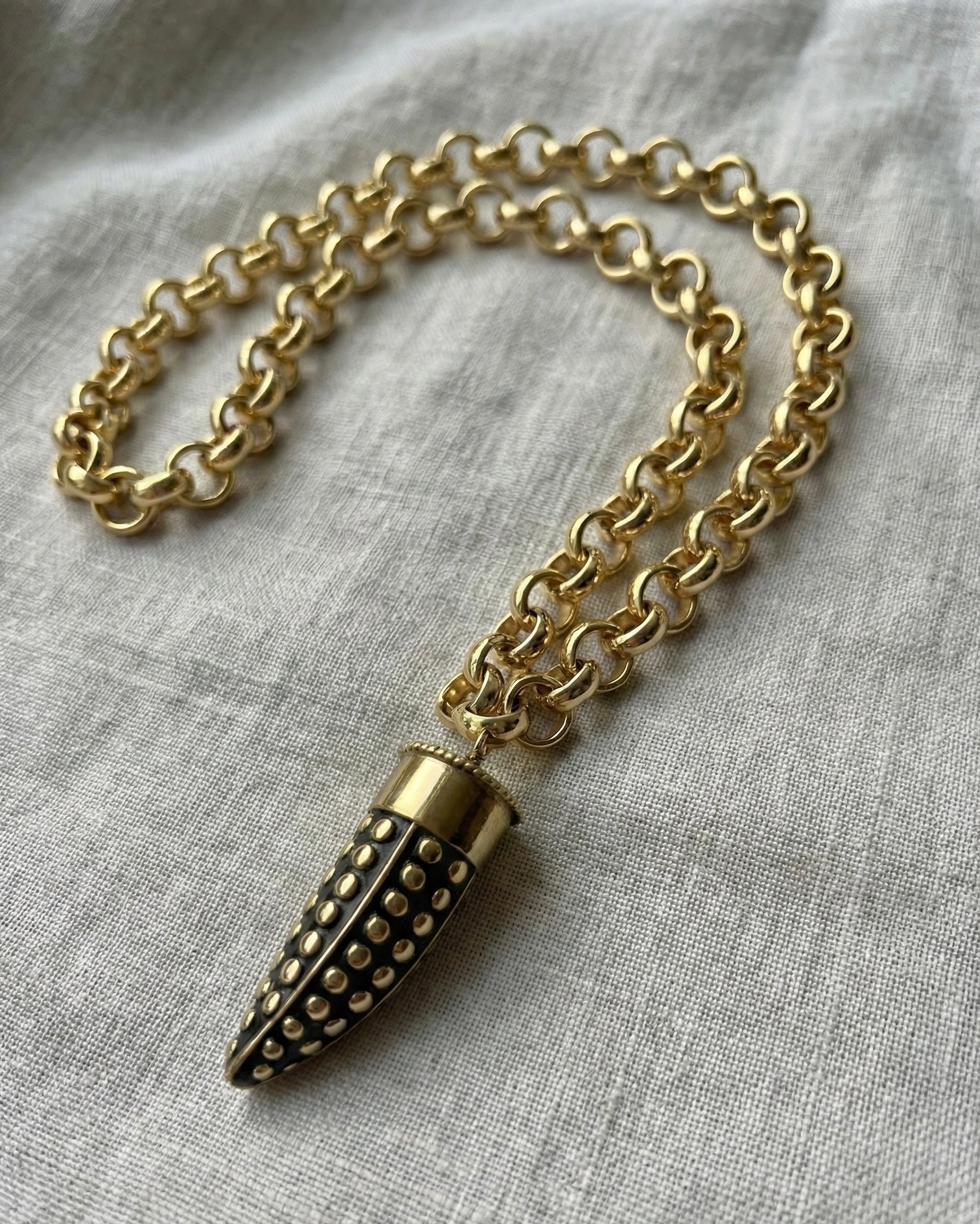 Collana lunga con corno borchiato