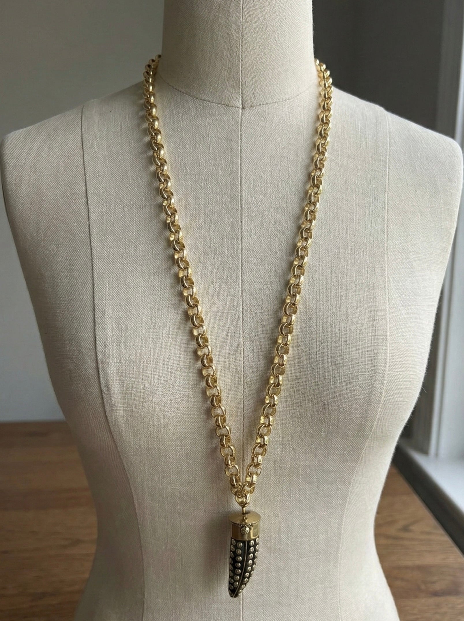 Collana lunga con corno borchiato